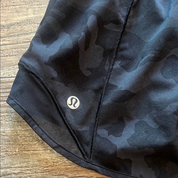 NWOT Lululemon hotty hot Shorts camouflage/black - Picture 3 of 4